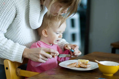 Diversification alimentaire bébé : âge, aliments, allergènes et sécurité